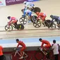 Atlet Elga Kharisma Novanda (kiri) saat turun nomor keirin putri di Jakarta International Velodrome, Rawamangun, Selasa (28/8). Elga mencatatkan waktu terbaik kelima. (Merdeka.com/Arie Basuki)