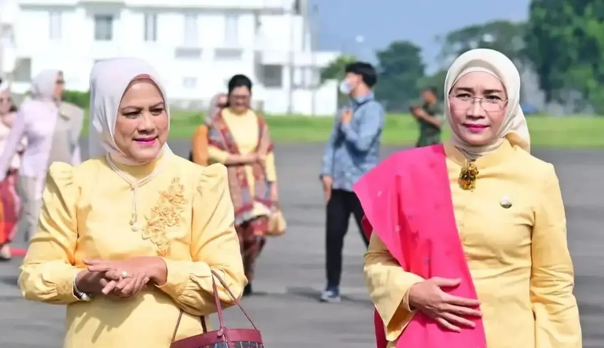 Tampilan fresh Iriana Jokowi dengan tunik warna kuning cerah. Tunik dengan aksen puffy di lengan itu dipadukannya dengan hijab warna putih.  [@ibu_iriana_jkw]