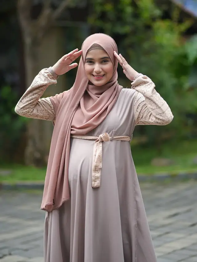 6 Potret Terbaru Nadya Mustika Pakai Gamis, Baby Bumpnya Kian Terlihat