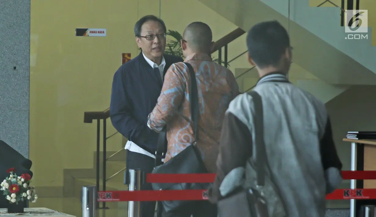 Tersangka Made Oka Masagung memenuhi panggilan penyiidk KPK, Jakarta, Kamis (8/3). Sejak ditetapkan sebagai tersangka kasus korupsi proyek pengadaan E-KTP pada 28 Februari 2018 lalu, Made Oka belum ditahan oleh KPK. (Liputan6.com/Herman Zakharia)