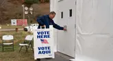 Perlengkapan pemilu dimasukkan ke dalam tenda pemungutan suara yang didirikan sehari sebelum pemilihan presiden AS, pada 4 November 2024 di Burnsville, North Carolina. (Allison Joyce/AFP)