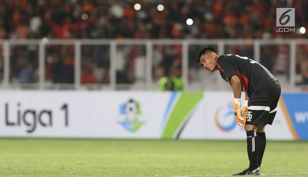 Kiper Arema FC, Kurniawan Kartika Ajie tertunduk usai dikalahkan Persija pada lanjutan Go-Jek Liga 1 Indonesia 2018 bersama Bukalapak di Stadion GBK Jakarta, Sabtu (31/3). Persija unggul 3-1. (Liputan6.com/Helmi Fithriansyah)