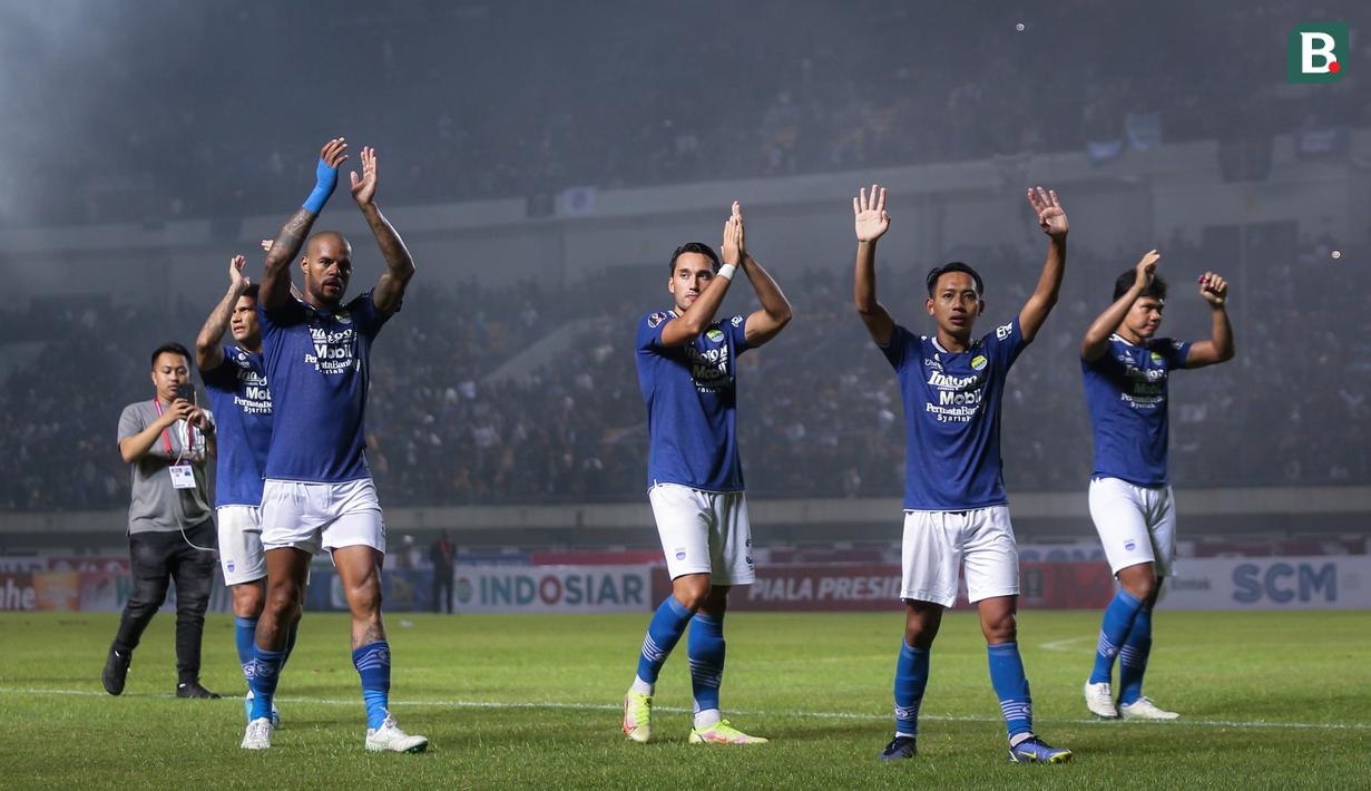 Persib Bandung menjadi salah satu kandidat kuat juara Piala Presiden 2022. Maung Bandung sukses keluar dari Grup C sebagai pemuncak klasemen. Grup C sendiri merupakan grup neraka pada turnamen ini karena dihuni oleh klub-klub top Liga 1 seperti Bhayangkara FC, Persebaya Surabaya, dan Bali United FC. Pasukan Robert Alberts berhasil mendulang tujuh poin dengan mencatatkan dua kali kemenangan dan sekali imbang. (Bola.com/Bagaskara Lazuardi)