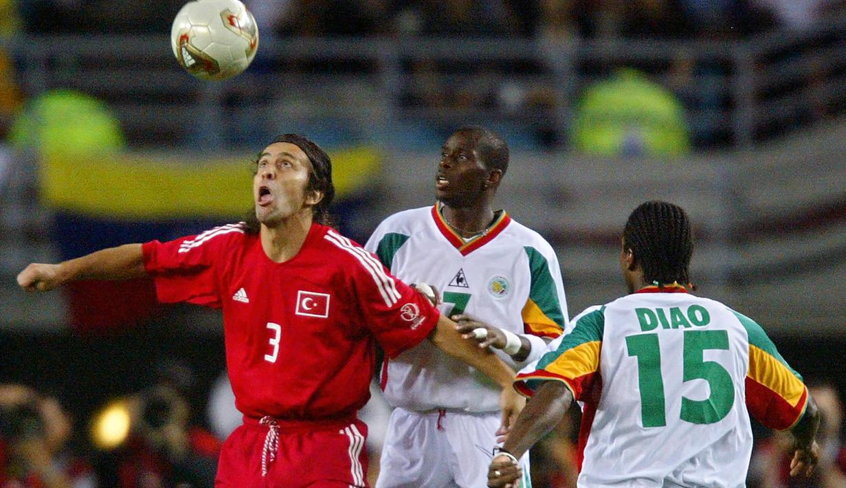 Senegal. Termasuk Piala Dunia 2022, Senegal telah lolos sebanyak 3 kali ke putaran final Piala Dunia. Dalam 2 edisi sebelumnya, 2002 dan 2018 mereka mampu 1 kali lolos dari fase grup, yaitu di Piala Dunia 2002 dan terhenti di babak perempatfinal usai kalah 0-1 dari Turki lewat perpanjangan waktu usai bermain imbang 0-0 hingga waktu normal. Senegal membuat kejutan di fase Grup A usai menjungkalkan juara bertahan Prancis di laga pembuka dengan skor 1-0 dan menjadi biang kegagalan Les Bleus tersingkir di fase grup dengan menjadi juru kunci. (AFP/Gabriel Bouys)