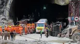 Sebuah ambulans menunggu untuk membawa pekerja dari lokasi terowongan jalan yang sedang dibangun yang runtuh di Silkyara, negara bagian Uttarakhand, India utara, India, Selasa (28/11/2023). Tim penyelamat di India berhasil membebaskan 41 pekerja yang terperangkap dalam terowongan Himalaya yang runtuh selama 17 hari. (AP Photo)
