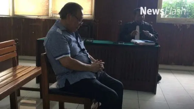 Terkait perseteruan dengan anak dan menantunya itu, ia mengaku sempat terpikir ingin bunuh diri. 