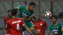 Sundulan pemain Sriwijaya FC, Alberto Goncalves ke arah gawang Persija Jakarta pada laga Liga 1 2017 di Stadion Wibawa Mukti, Cikarang, Jumat (16/6/2017). Persija menang 1-0. (Bola.com/Nicklas Hanoatubun)