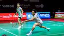 Pasangan ganda campuran Indonesia, Jafar Hidayatullah/Felisha Pasaribu berusaha mengembalikan kok ke arah wakil Korea Selatan, Kim Jae Hyeon/Jang Ha Jeong dalam babak 32 besar Indonesia Open 2026 di Istora Senayan, Jakarta, Rabu (03/06/2026). (Bola.com/Bagaskara Lazuardi)