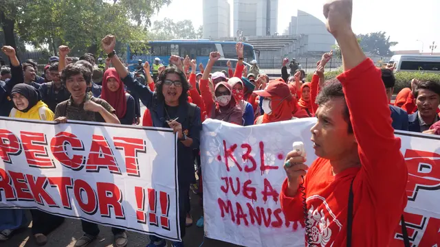 Tenaga kebersihan yang tergabung dalam Kenyamanan, Keindahan, Kebersihan Lingkungan (K3L) Unpad menggelar aksi di gerbang Rektorat Unpad.