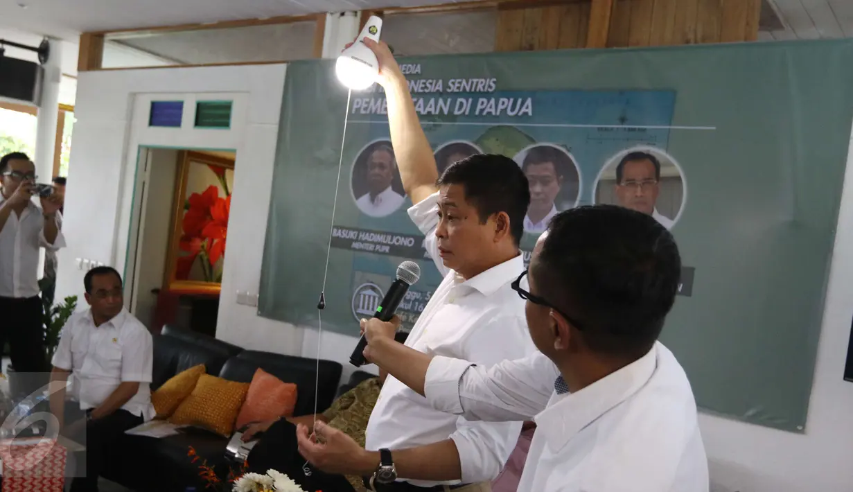 Menteri Energi dan Sumber Daya Mineral Ignasius Jonan (kedua kanan) menyampaikan pendapatnya dalam diskusi media di Jakarta, Minggu (5/3). Diskusi tersebut bertema Visi Indonesia Sentris, Pemerataan di Papua. (Liputan6.com/Helmi Afandi)