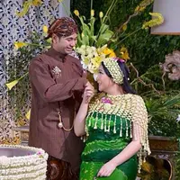 Prosesi siraman ini dimaksudkan untuk membersihkan dan menyucikan calon ibu dan bayi yang sedang dikandung. (via Instagram.com/raffi_gigi/)