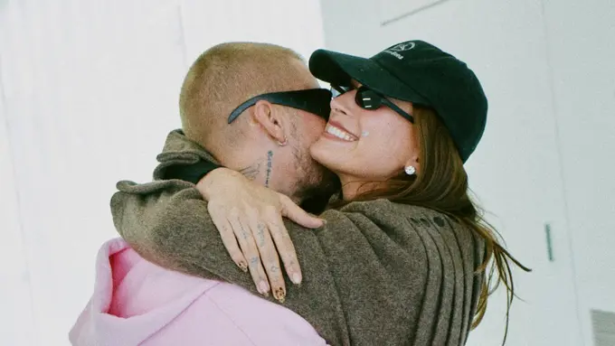 Makin Serasi, Gaya Hailey Bieber dengan Jaket Military Saat Dukung Pop-Up Store SKYLRK Miliki Justin di Tokyo