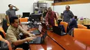 Ketua KPU Arief Budiman berbincang dengan karyawan saat mengecek Bank Data Komisi Pemilihan Umum di Jakarta, Senin (15/5). (Liputan6.com/Johan Tallo)
