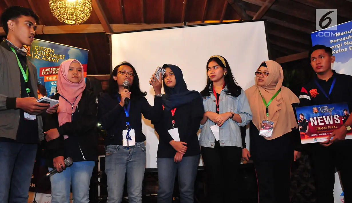 Finalis Citizen Journalist Academy melakukan presentasi saat malam keakraban di Jambore Citizen Journalist Academy Energi Muda Pertamina di Cikole, Bandung (15/11). (Liputan6.com/Helmi Afandi)