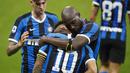 Striker Inter Milan, Lautaro Martinez, dipeluk Romelu Lukaku usai membobol gawang Sampdoria pada laga Serie A di Stadion Giuesepe Meazza, Minggu (21/6/2020). Inter Milan menang 2-1 atas Sampdoria. (AP/Antonio Calanni)