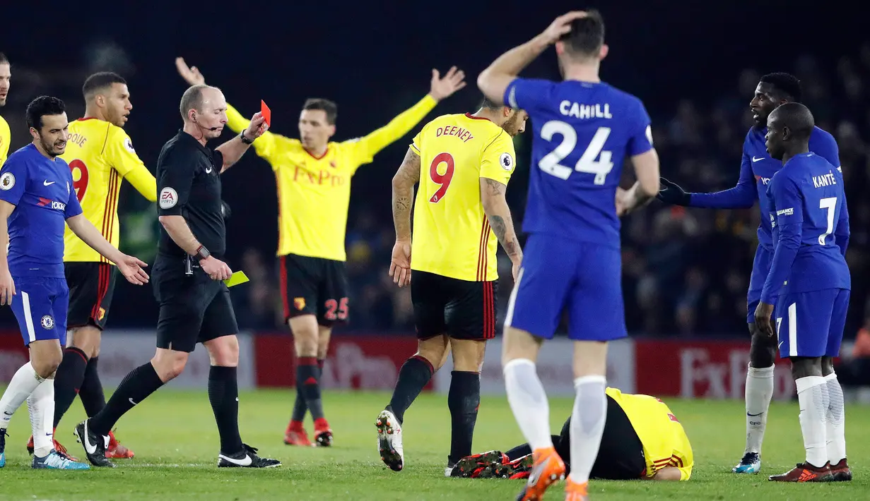 Wasit memberi kartu merah kepada pemain Chelsea Tiemoue Bakayoko usai menerima kartu kuning kedua pada pertandingan Liga Inggris, Watford melawan Chelsea di stadion Vicarage Road, London (5/2). (AP Photo / Frank Augstein)