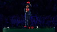 Berdandan ala Mario, Perdana Menteri Jepang, Shinzo Abe kejutkan penonton di stadium Rio di upacara penutupan Olimpiade 2016. (Kotaku)