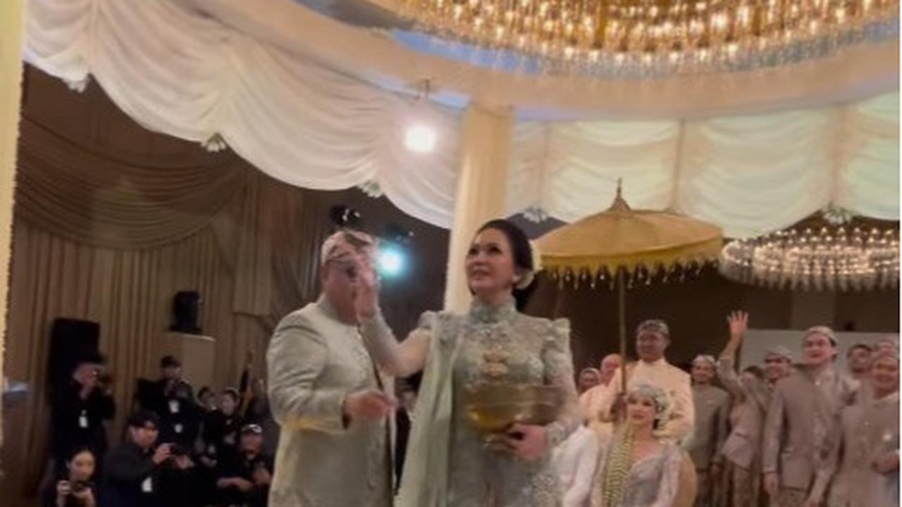 Potret Keseruan Maia Estianty dan Irwan Mussry di Momen Upacara Sawer Al Ghazali dan Alyssa Daguise, Heboh Bagi-Bagi Rezeki dengan Bahagia