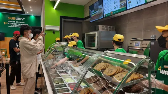 Dobrak Pakem, Subway Jadikan Kaca Bening Ladang Cuan
