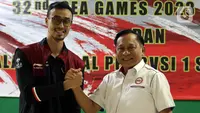 Ketua Umum PBVSI, Imam Sudjarwo (kanan) bersalam komando dengan Kapten Timnas Voli Putra Indonesia, Nizar Zulfikar saat seremoni pelepasan kontingen menuju ajang SEA Games 2023 Kamboja di Padepokan Voli Jenderal Polisi Kunarto, Sentul, Jawa Barat, Sabtu (29/4/2023). (Liputan6.com/Helmi Fithriansyah)