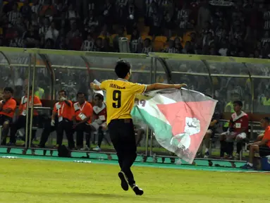 Spanduk bergambar bendera Palestina dikibarkan salah satu penonton laga persahabatan ISL All Stars vs Juventus di Stadion GBK, Jakarta, (6/8/2014). (Liputan6.com/Helmi Fithriansyah)