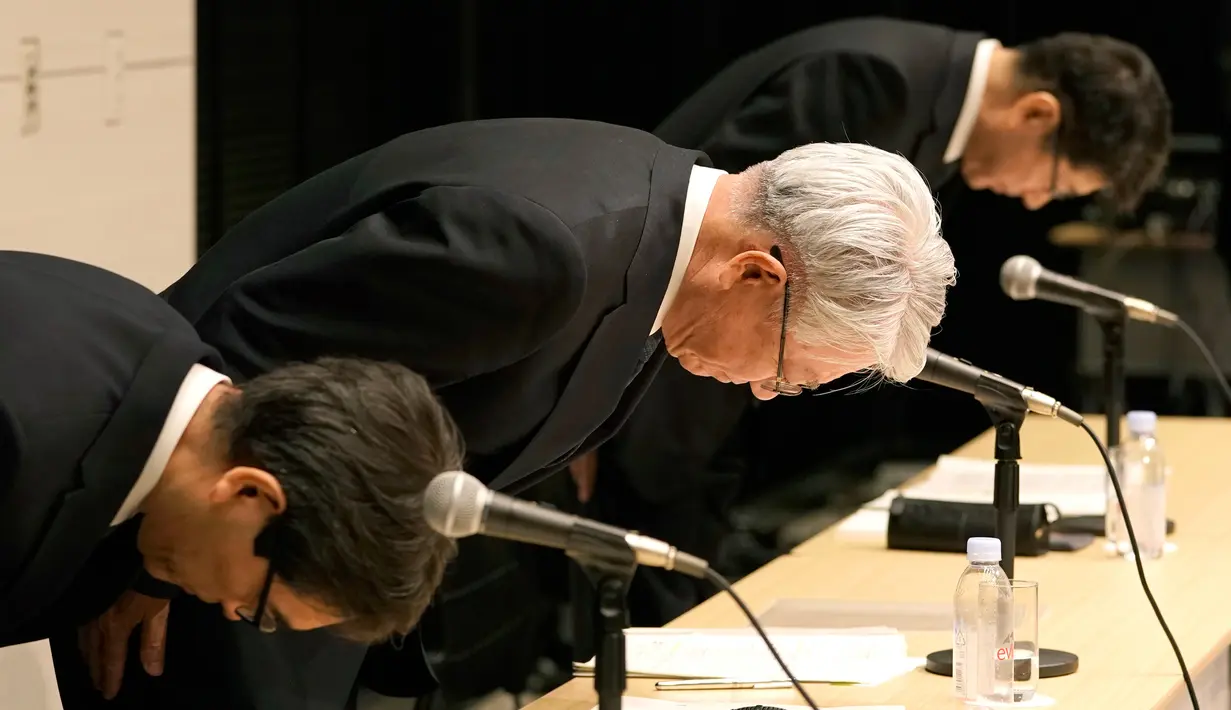 Presiden dan CEO Kobe Steel Hiroya Kawasaki (tengah) membungkuk saat konferensi pers di Tokyo, Jepang,  Selasa (6/3). Kawasaki mengundurkan diri karena sebuah skandal yang muncul tahun lalu. (AP Photo/Shizuo Kambayashi)