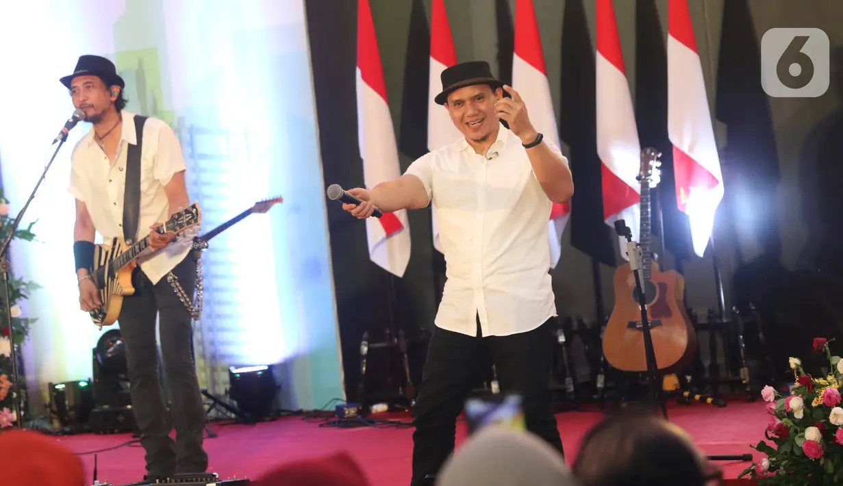 Vokalis Padi Reborn, Fadly dan Gitaris Piyu saat memeriahkan penutupan perdagangan bursa efek Indonesia tahun 2019 di BEI, Jakarta, Senin (30/12/2019). Padi Reborn menghibur para tamu undangan dalam penutupan perdagangan tersebut. (Liputan6.com/Angga Yuniar)
