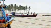 Nelayan berusaha menambatkan perahu di Teluk Labuan Pandeglang, Banten, Kamis (4/11). Sjak sepekan, nelayan tidak melaut karena cuaca buruk dan ombak yang tinggi. (Antara)