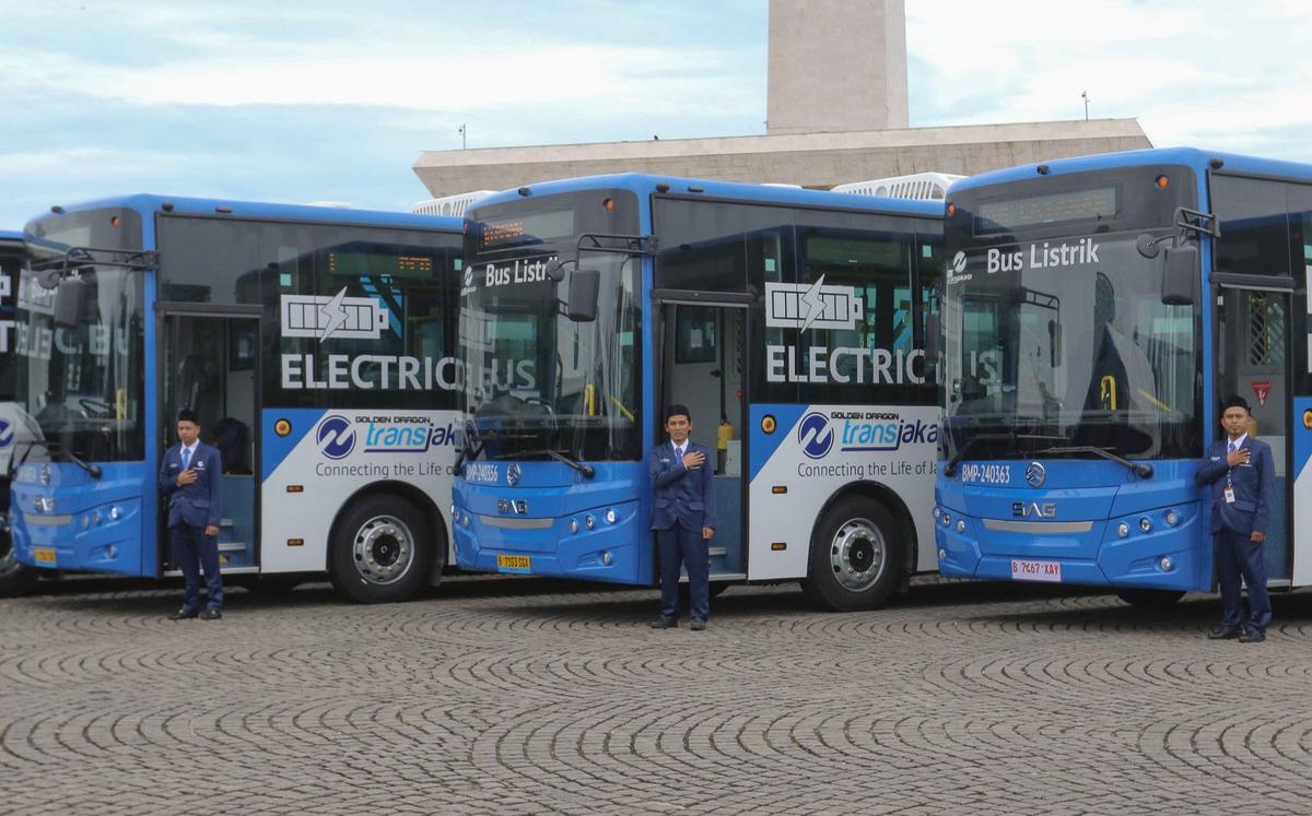 TransJakarta Listrik di Monas