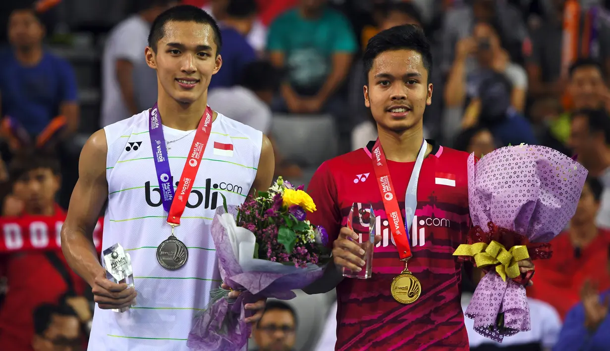 Tunggal putra Indonesia, Anthony Sinisuka Ginting dan Jonatan Christie saat penganugerahan medali seusai final Korea Terbuka 2017, Minggu (17/9). Anthony Ginting keluar sebagai juara Korea Terbuka 2017, 21-13, 19-21, 22-20. (JUNG Yeon-Je/AFP)