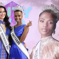 Puteri Indonesia 2020 Raden Roro (Rr) Ayu Maulida dan Miss Universe 2019, Zozibini Tunzi/dok. Daniel Kampua