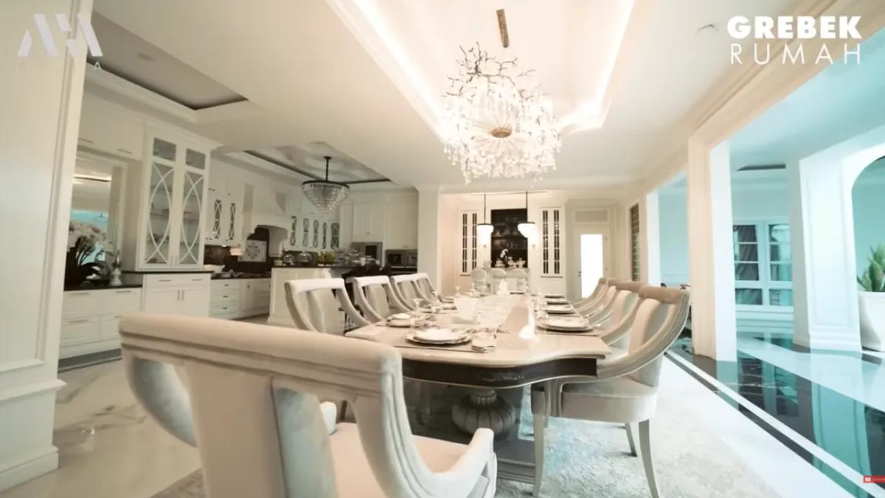 Potret meja makan di rumah Rizky Ananda. Desainnya tampak begitu mewah.