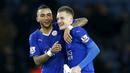 Pemain Leicester City, Jamie Vardy (kanan) dan Danny Simpson merayakan kemenangan atas Liverpool 2-0 pada lanjutan Liga Inggris di Stadion King Power, Leicester, Rabu (3/2/2016) dini hari WIB. (Reuters/Darren Staples)