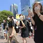Orang-orang yang memakai masker untuk membantu melindungi diri dari penyebaran virus corona berjalan melintasi persimpangan di Tokyo, Senin (30/8/2021). Per harinya, Jepang bisa mencatatkan lebih dari 20 ribu kasus COVID-19 baru. (AP Photo/Koji Sasahara)