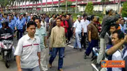 Citizen6, Bekasi: Buruh MM2100 turun ke jalan di kawasan East Jakarta Industrial Park (EJIP). (Pengirim: Raymond Kaya)
