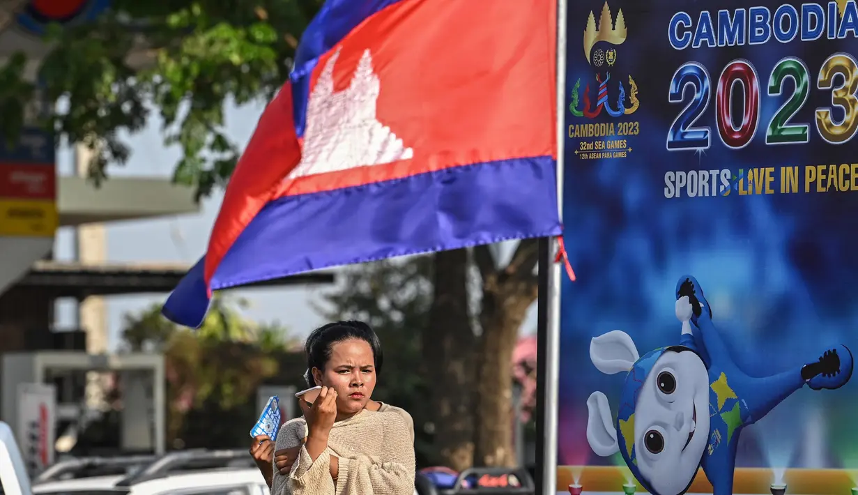 Panas Matahari tak Surutkan Animo Penonton untuk Menyaksikan Upacara