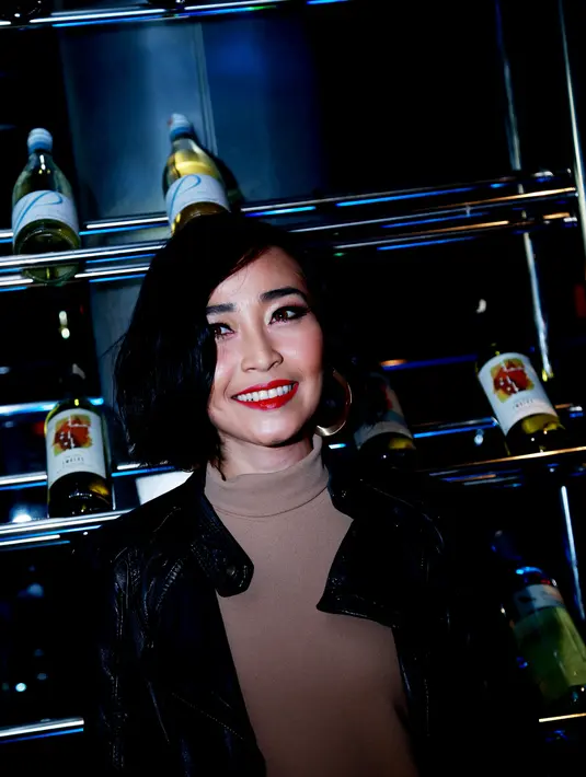 Menghadapi feeedback ada yang bagus ada juga yang jeleknya, cuma aku ikhlas saja menjalanin. Ini buat  musik dan untuk mendukung performance aku diluar," jelas Rini. (Wimbarsana K/Bintang.com)