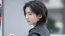 <p>Lee Kang Hyun adalah seorang workaholic yang memiliki rasa tanggung jawab yang kuat dan bangga menjadi seorang petugas polisi. (Foto: SBS)</p>