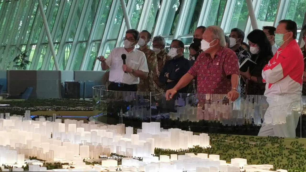Managing Director President Office Sinar Mas Land Dhony Rahajoe memaparkan tahapan pembangunan kawasan BSD City kepada Mensesneg, Menteri PUPR, dan Duta Besar Luar Biasa Berkuasa Penuh (LBBP) Republik Indonesia untuk Republik Korea. (Dok Sinar Mas)