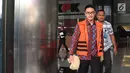 Gubernur Jambi nonaktif Zumi Zola usai menjalani pemeriksaan di Gedung KPK, Jakarta, Rabu (11/7). Zumi Zola diperiksa sebagai saksi dugaan penerimaan gratifikasi proyek-proyek Dinas PUPR Provinsi Jambi Tahun 2014-2017. (Liputan6.com/Herman Zakharia)