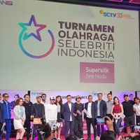 Banardi Rachmad (Deputy Director Programming SCTV), Andy Gusena (Managing Director Avian Brand), dan Fadjar Djoko Santoso (VP Corporate Communication Pertamina), bersama sederet selebriti yang berpartisipasi pada Press Conference "Turnamen Olahraga Selebriti Indonesia", Selasa (4/7/2023). (Foto: Istimewa)