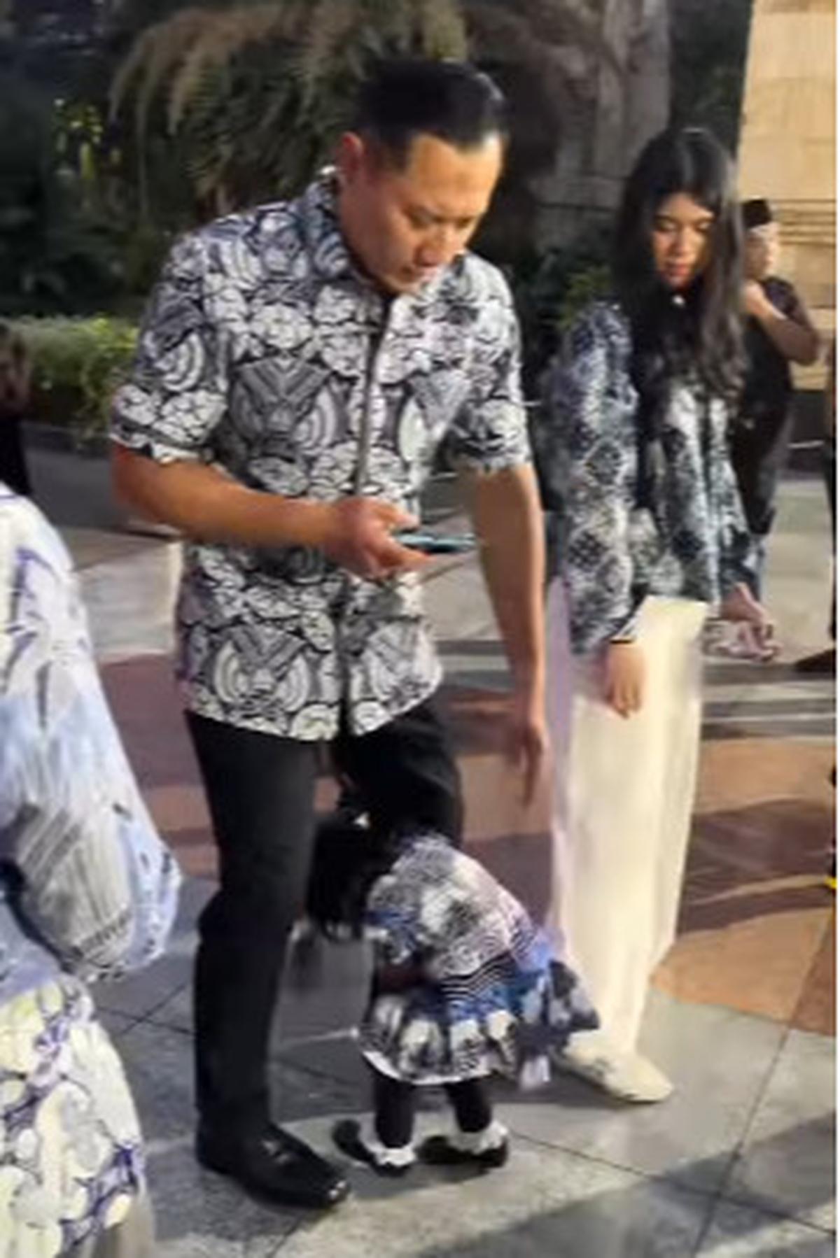 AHY Lagi Ngobrol Serius, Tiba-Tiba Ada Gadis Lucu Ngolongi Sang Menko Bikin Tak Bisa Berkata-kata