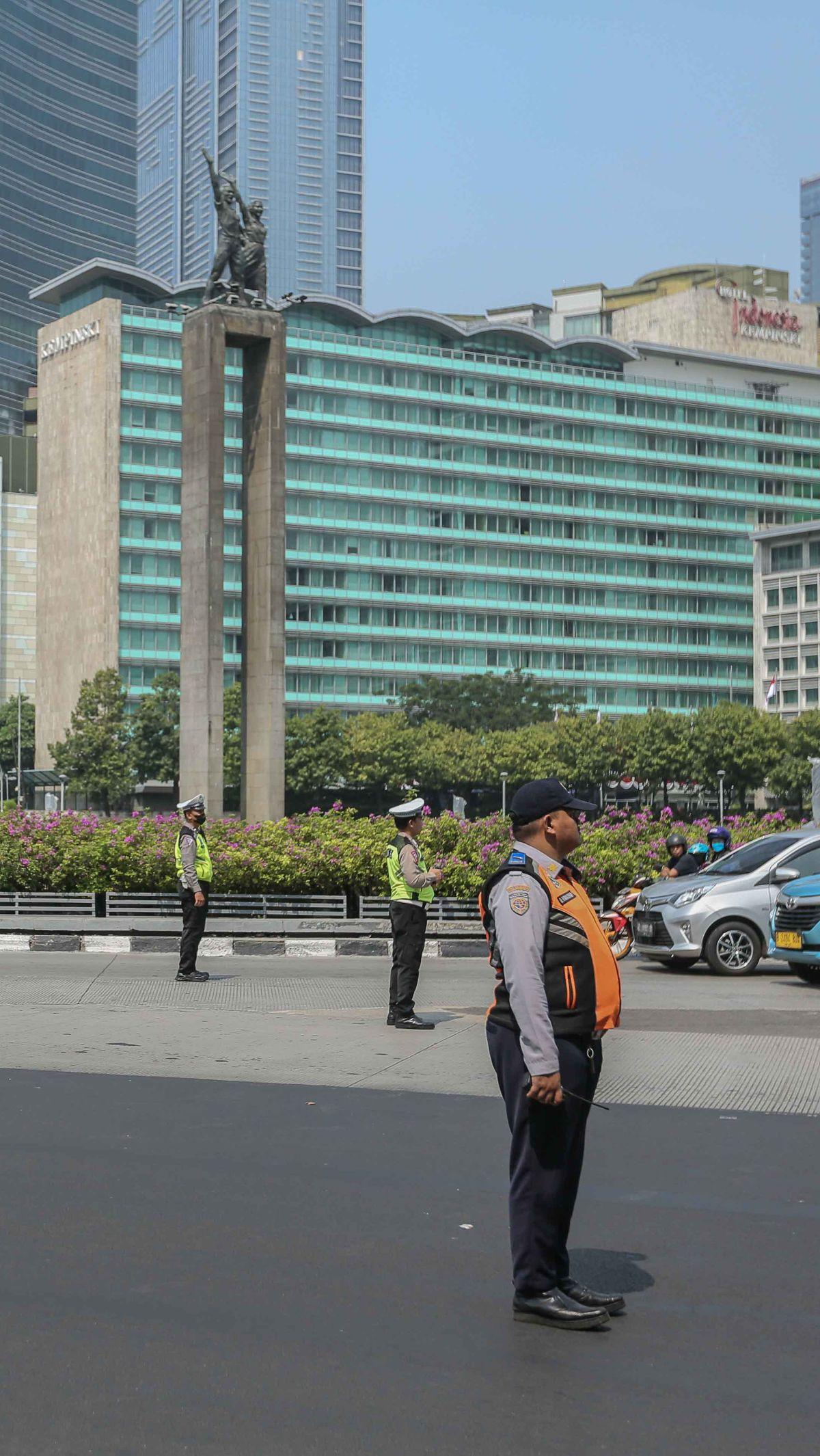 Pemerintah juga meminta masyarakat  untuk menghentikan aktivitas sejenak untuk berdiri tegap.