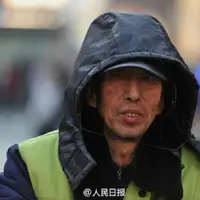 Seorang tukang sapu jalanan ini memberikan sebagian besar gajinya untuk menyekolahkan 37 anak. | Sumber Foto: nextshark.com