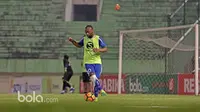 Pemain Persib Bandung, Willie Overtoom saat berlatih di Stadion Manahan, Solo. Jumat (24/2/2017). (Bola.com/Nicklas Hanoatubun)