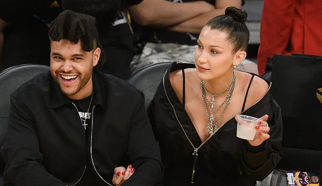 Keduanya dikabarkan berciuman saat Bella Hadid berada di pangkuan The Weeknd. (cosmoenespanol)