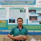 Sutrisno (52), petani ikan di Dusun IV, Desa Aek Songsongan, Kecamatan Aek Songsongan, Kabupaten Asahan, Sumatera Utara, membawa ikan jurung hasil budidaya. (Foto: Liputan6.com/Huyogo Simbolon)