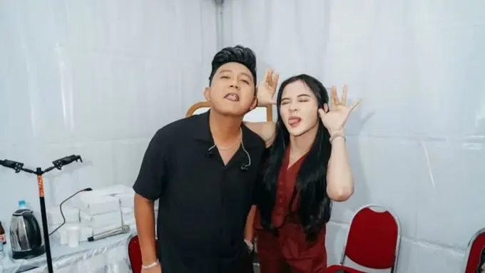 Potret Bella Bonita Temani Denny Caknan di Backstage (instagram.com/denny_caknan)
