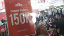 Pengunjung melihat produk pakaian yang ditawakan dalam JakCloth Lebaran 2019 di Istora Senayan, Jakarta, Kamis (30/5/2019). Beragam mode dan produk pakaian khas anak muda ditawarkan di ajang yang berlangsung hingga 1 Juni mendatang. (Liputan6.com/Helmi Fithriansyah)
