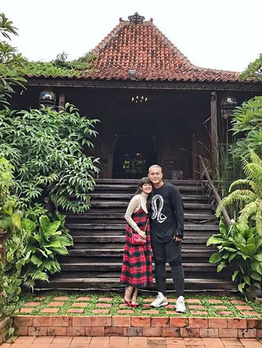 "Pada dasarnya pengungkapan secara langsung itu perlu dilakukan. Gue bahagia loh sama istri gue sekarang. Makanya gue sering upload foto-foto romantis," ucap Gilang Dirga. (Instagram/gilangdirga)